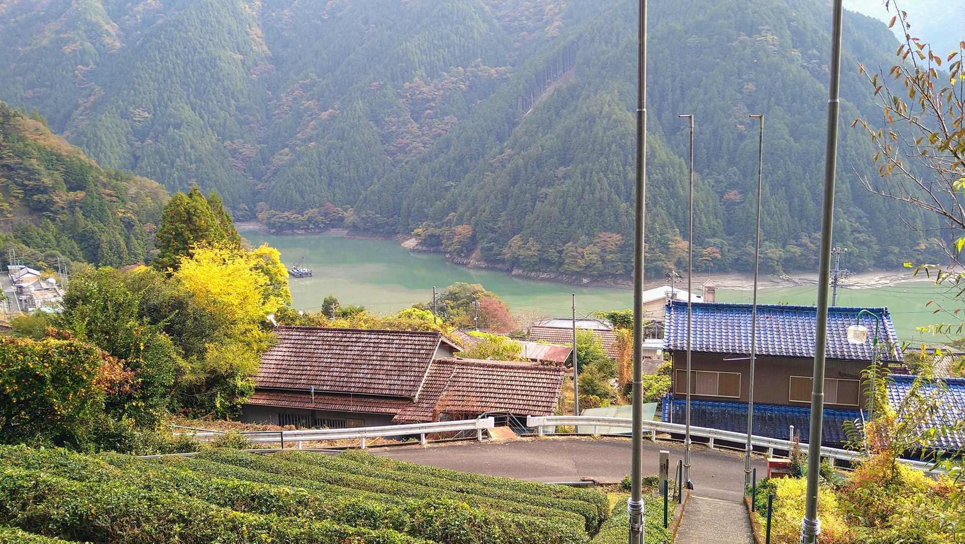 佐久間湖を望む