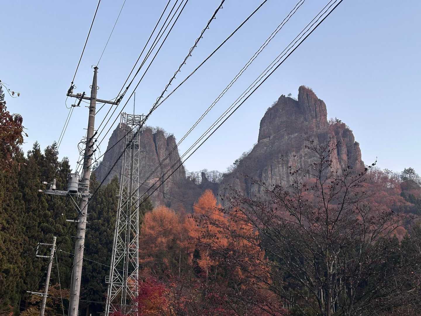 右が高岩(雄岳)左が高岩(雌岳)雌岳の山頂はちょっと奥かも知れません⤴︎