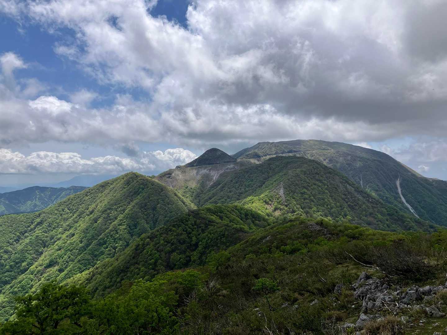 御座峰の先を行くとドッカーン伊吹山を見ることができます🤩