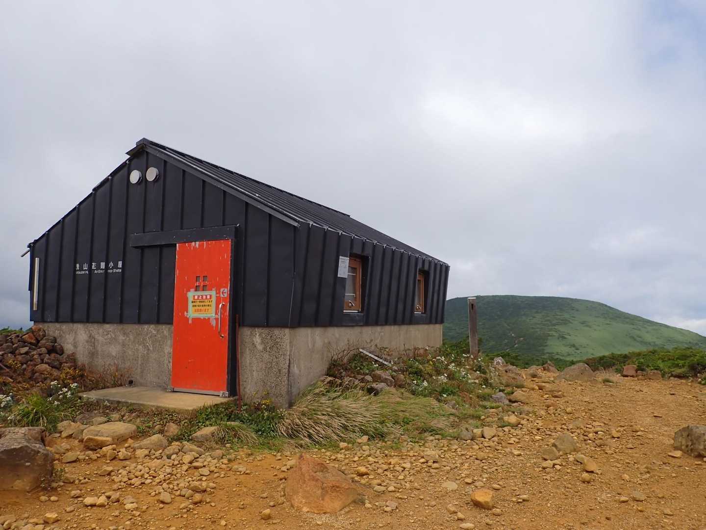 鉄山避難小屋
向こうの山は箕輪山