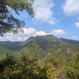 志段味山からの景色。
真ん中に見えているのが百々ヶ峰。
その右下の岩稜は岩船南峰だと思います。ここから見ると岩稜がカッコいいですね！😳