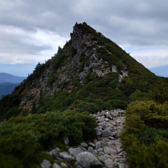 そり立つ岩場