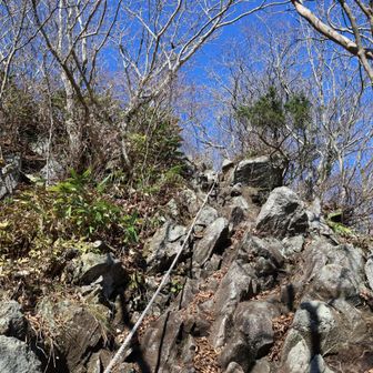 男三瓶山まではロープもあり