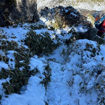 下山は滑らないようにゆっくり降りて行きます。ほとんど凍って無かったので良かったです。