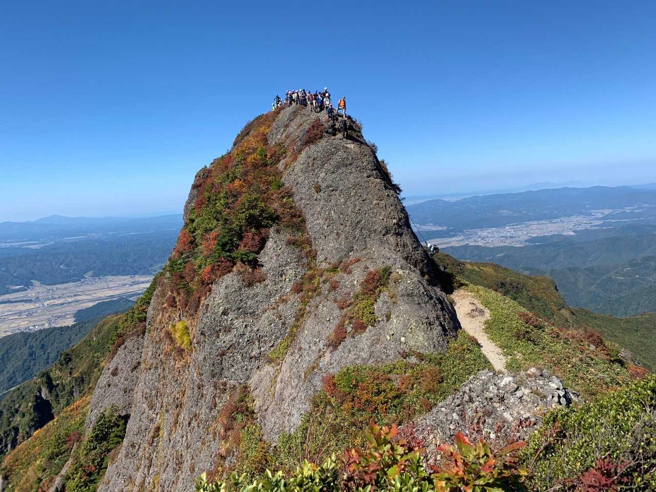 大日岳からの下り、山頂は渋滞、降りる人は必死。