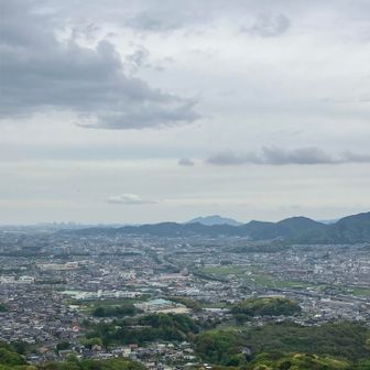 山頂真下の木が伐採されたようで、見晴らし良き