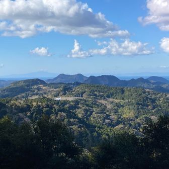 続いて南峰到着
こちらは見事な眺望　伊予ヶ岳と双耳峰の富山
左側にはうっすらと丹沢の大山
