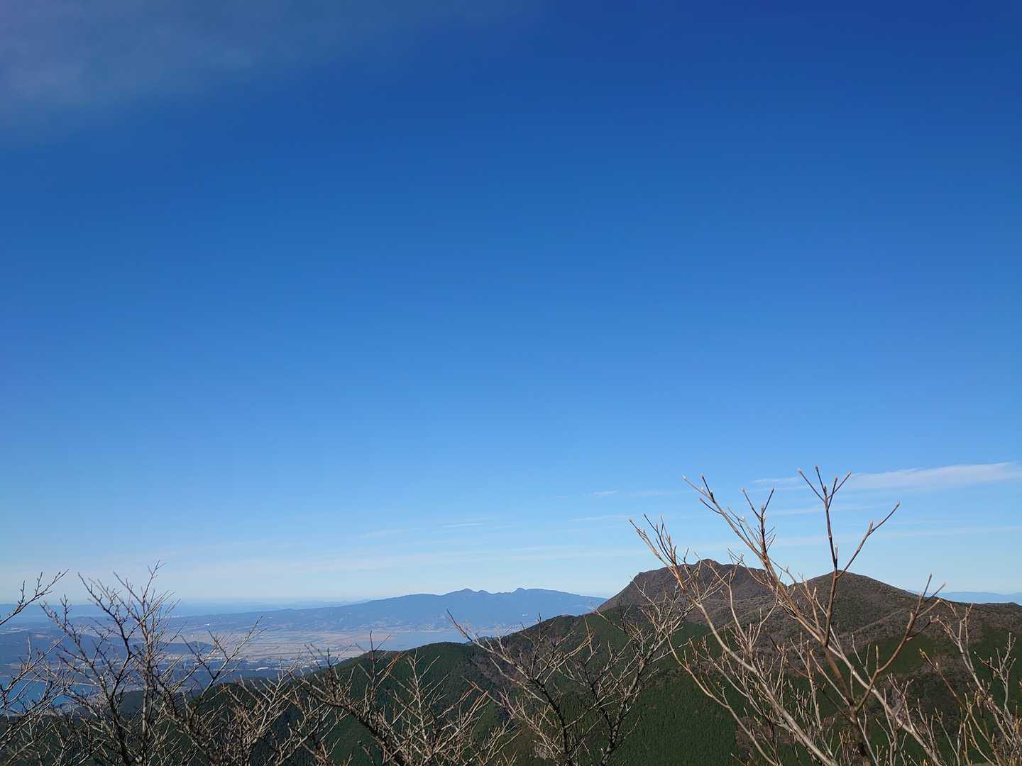 諦めずなんとか山頂の岩を登って撮りました😆
多良山系と平成新山がならんでる✨