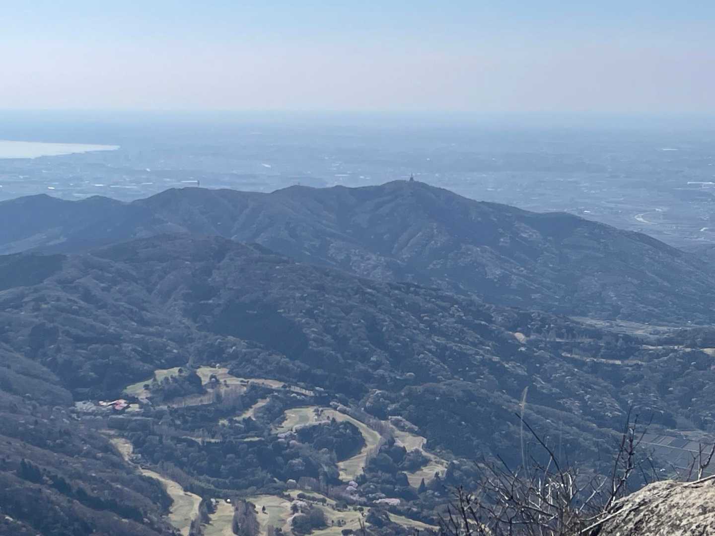 宝篋山
遠くは霞んでいます