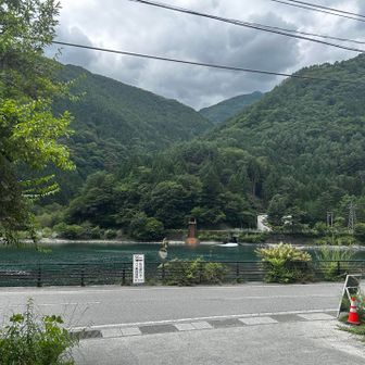 長閑な奈良田湖畔駐車場に戻って本日もお終い。