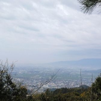 安見ヶ城山から。どんよりとした空の下、静かな景色。