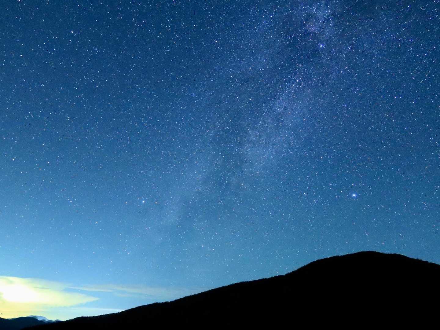 鳥倉山のスカイラインと一緒に。そうこうしてる間にも冬の大三角はどんどん昇っていきます。