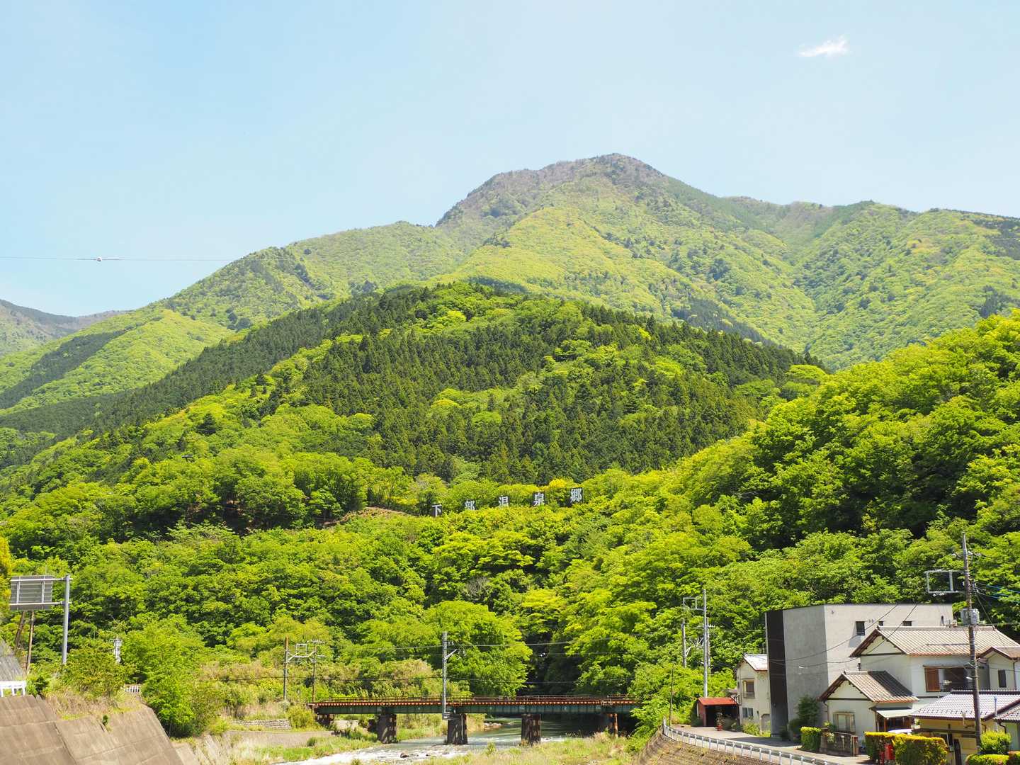 山肌下に「下部温泉」の看板あったけど、写真で確認すると分かりにくい…😅