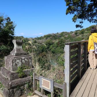 今日は桜目当てで建長寺に下ります。拝観料500円。富士山展望台がありました！