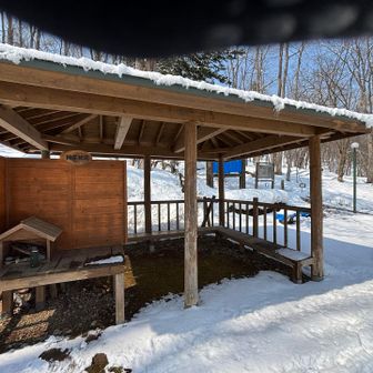 トイレ上の東屋？に水筒置きました
