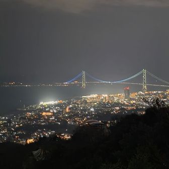 淡路島に架る明石海峡大橋