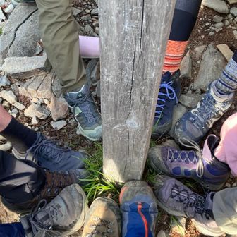 会社の登山部仲間（大阪組7名東京組4名参加）。硫黄岳へは脚痛で2名が一緒に登れなかったので、中山尾根展望台でみんなの足形撮影。