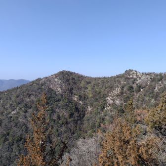 竜王山、涸沢峰に戻って
ジャンダルムに向かう所で、、、左は剣峰だろうか🤔