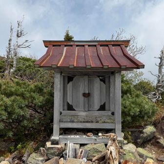 女峰山山頂にも祠🙏