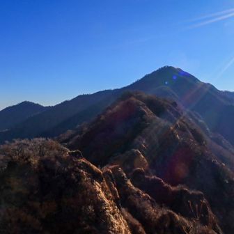 蓬莱岳山頂からちょっと先に行くと、鋸岳の展望が良い。1番高いピークが位牌岳かな？