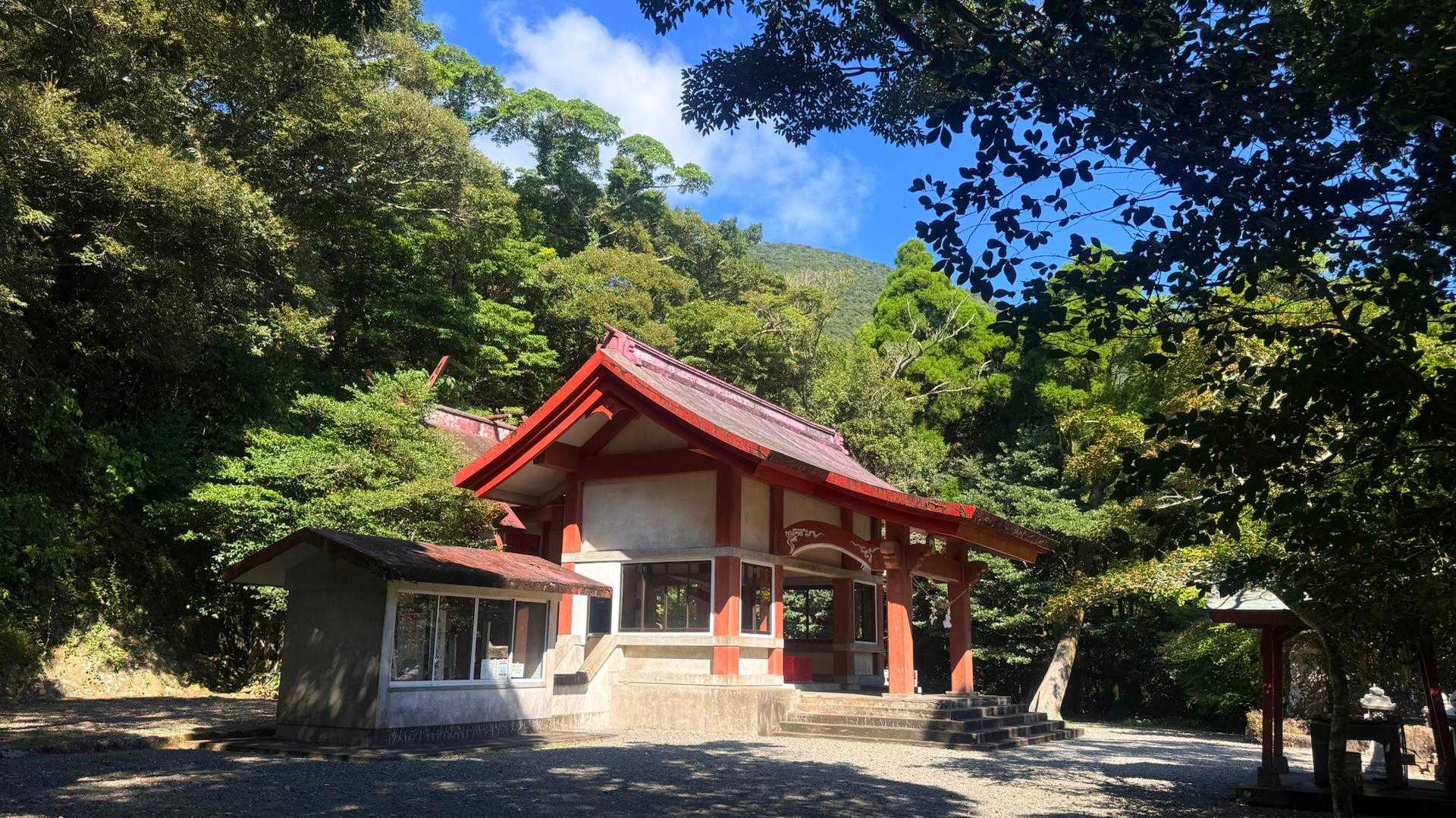 野間神社に一礼 ○┓ﾍﾟｺｯ

そうです、次なるお山は九州百名山の野間岳です😉