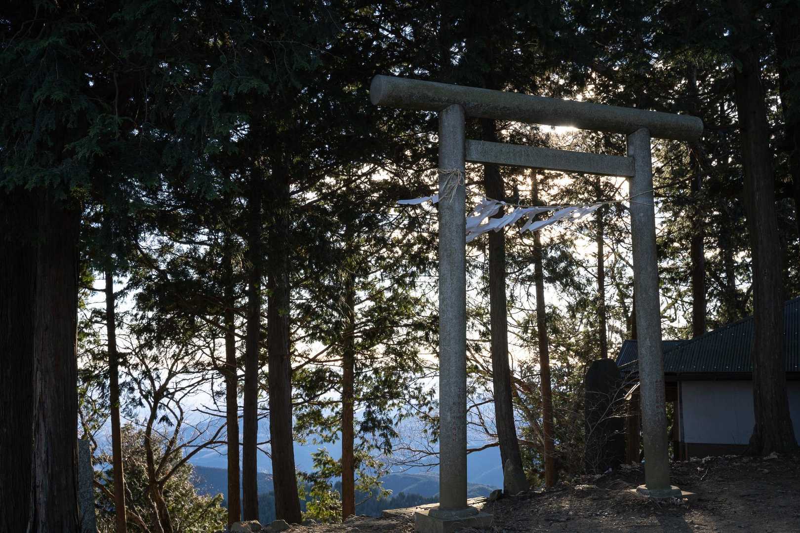 山頂の神社って趣があって好き。この風情よ。