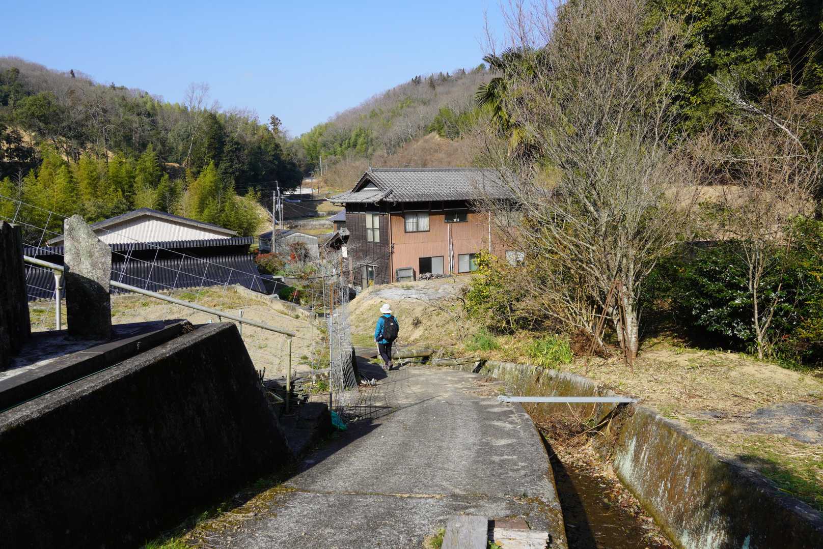 下山して車道歩き
