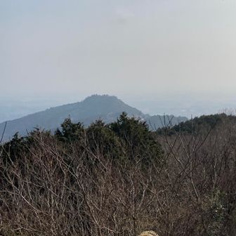 南山展望台から先ほどの愛宕山を望む、霞んでます、当然街並みもよく見えません😓