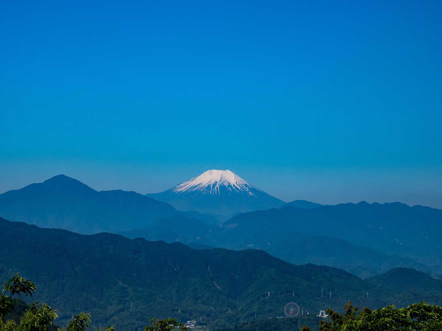 高尾山から
快晴の空と富士山🗻