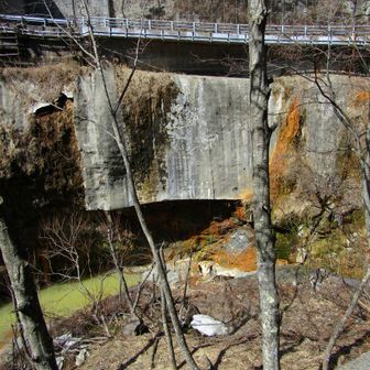 国道158号の中の湯バス停
道路の基礎部分が崩落してますは大丈夫なんかなぁ・・・