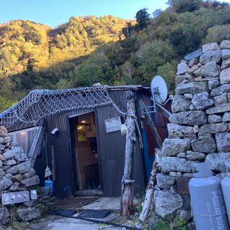 小屋にチェックイン
急遽、１週間前に予約
この日以外🈵でした

小屋はこぢんまりと小さいけど、トイレは広く乾燥室も広く、シャワーもあります
ご主人もスタッフさんも丁寧な対応してくれました