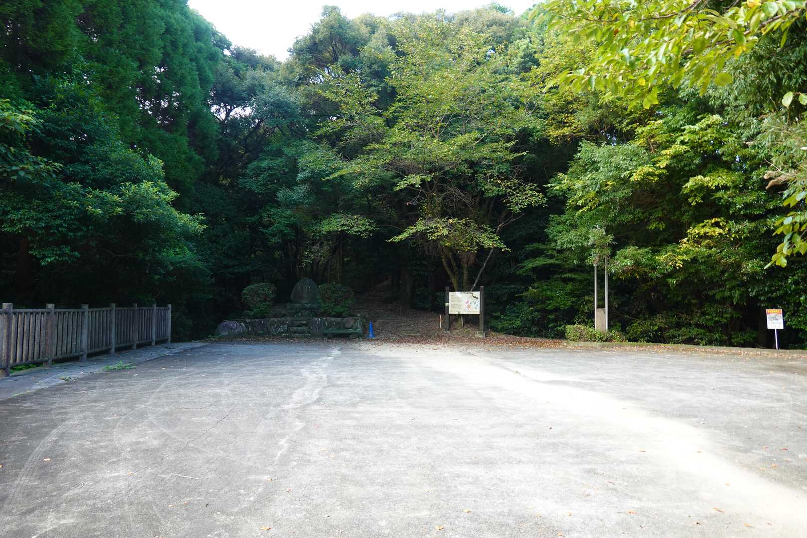 車はここまで上がって来られるようです。