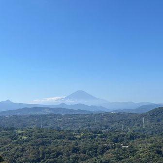 遠くに富士山