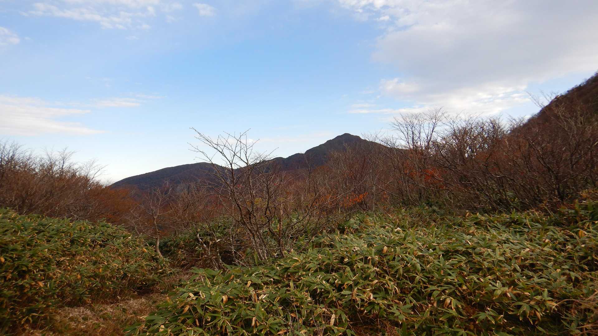 大峠直前、振り返るとこの景色🎵
何山なんだろう🤔　あとで調べます💦
…旭岳、ですね🎵　まだまだ知らない山が沢山あります💦