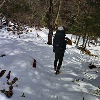 小屋でご飯を食べてテント撤収して