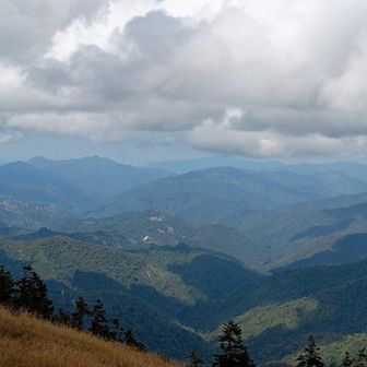 新潟県の八海山がきれいに見えました。越後駒ヶ岳山頂は雲の中です。