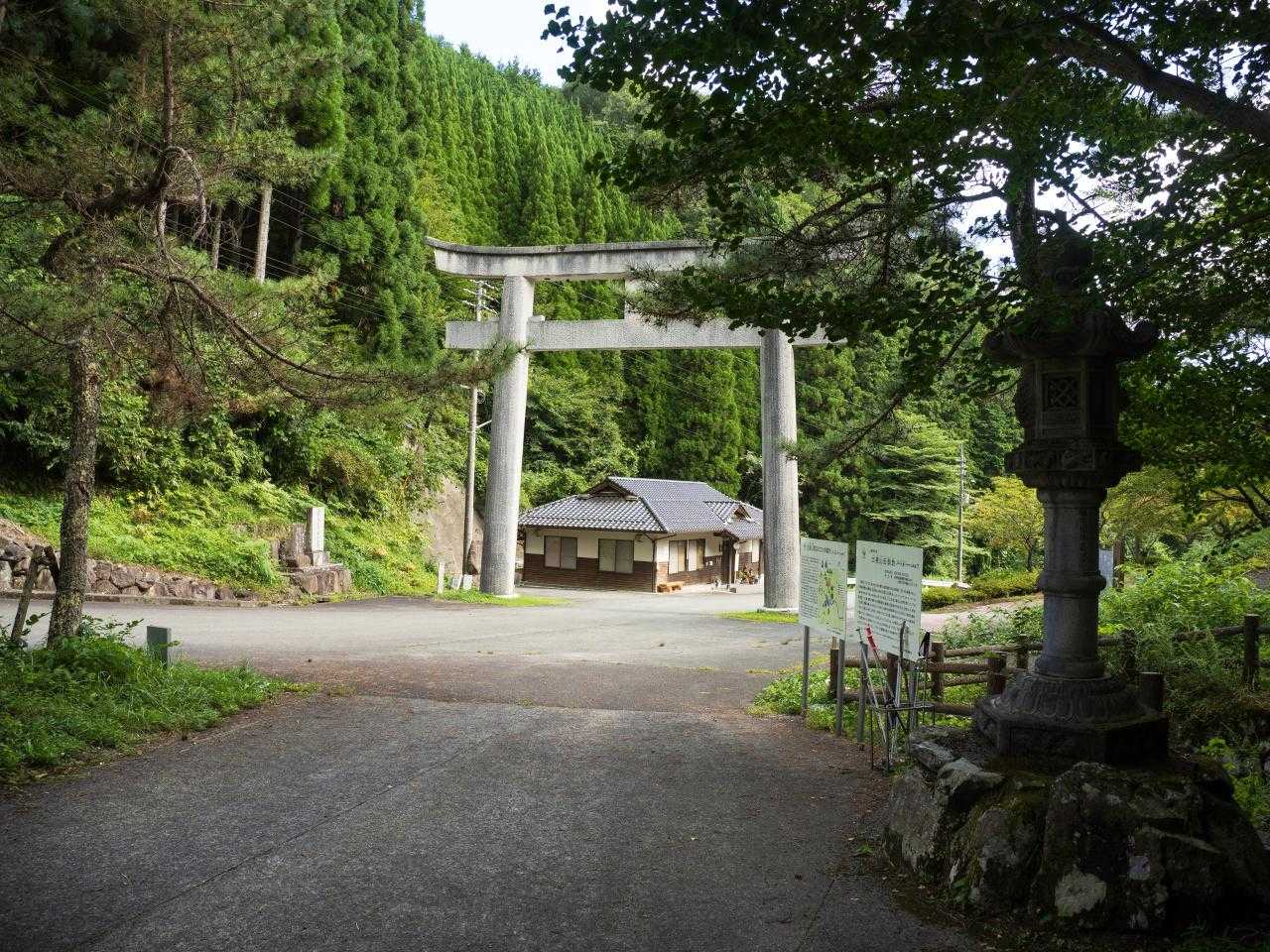 大きな鳥居。
