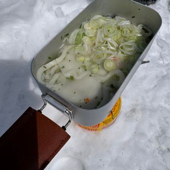 山に残り汁は捨てられないし…
だからって🍢の出汁だけを飲めないし…😆
ってことで😁
うどんとお餅を投入して、たっぷり刻んで持ってきたネギぶっかけて完成〜😋