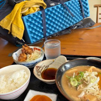 荷物を、放り投げて
だんご汁定食注文したら５分もかからない手際良さ！しかも
うまい‼️
美味しくて、ガツガツ平らげました。