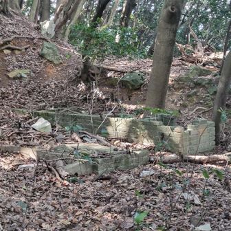 砲台の名残か、人工物が数ヶ所あり。