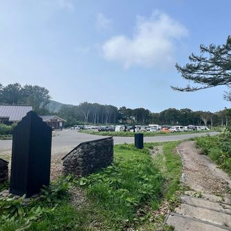 前の写真から振り返ったところ。
ね、駐車場目の前です。
画面左から二つ目の建物がトイレです。
