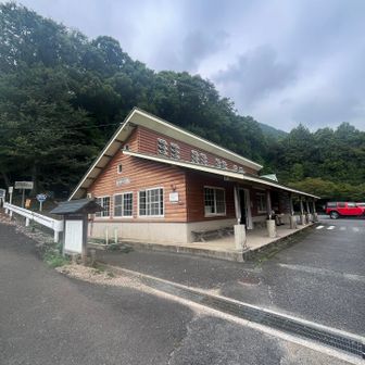 登山口脇の駐車場、とても綺麗なお手洗いあります。外にシューズとか洗う所もあるし、快適
駐車スペースは2台空いててラッキー