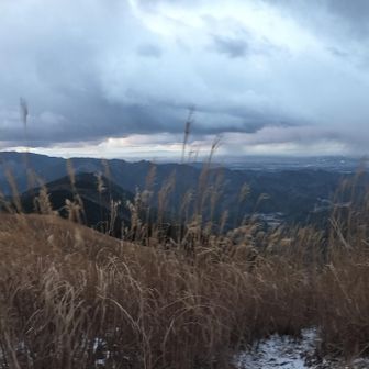 雲と下界の狭間が灰色になっているところは雪が降っていると思われます。