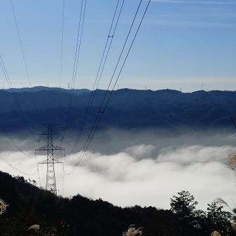 みすぎ山からの眺望。😱
もうすぐ正午だと言うのにまだ真っ白な雲海ぃ〜〜。☁️☁️☁️
