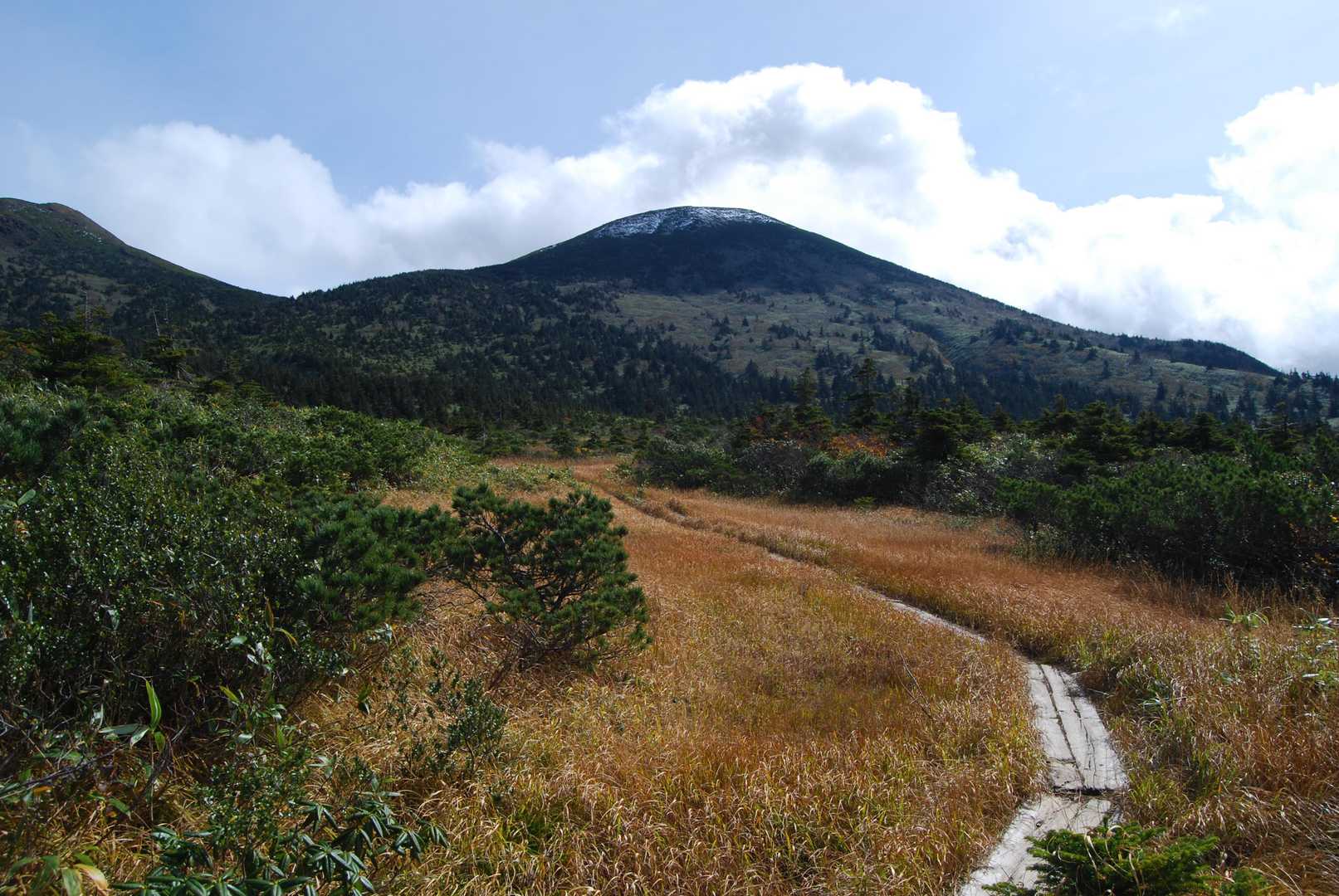 毛無岱の紅葉と大岳（ガスの切れ目を狙って撮影）