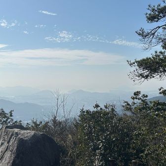 あっという間に二ヶ城山に到着
山頂でくつろいでるおじいちゃんに声をかけてみた

🐭「真っ白ですね、、黄砂の影響ですかね」
👴「んっ？ﾅﾆ?」👂
🐭「黄砂ですかね？」
👴「ちがうでしょ！」ｿｸ答

ｯﾃ   ヲｲ、💢
黄砂じゃろ💦　ﾆｭｰｽ見ﾛﾔ

