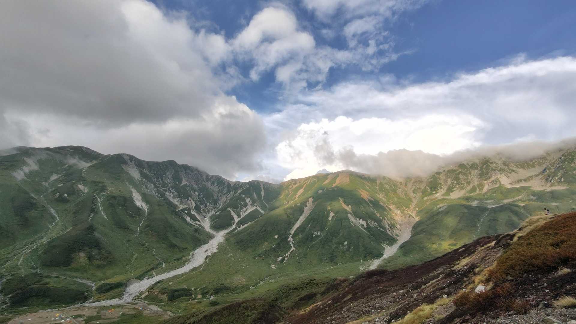 宿の温泉に入ったあと、外に出てみたら立山連峰ドーン❗️