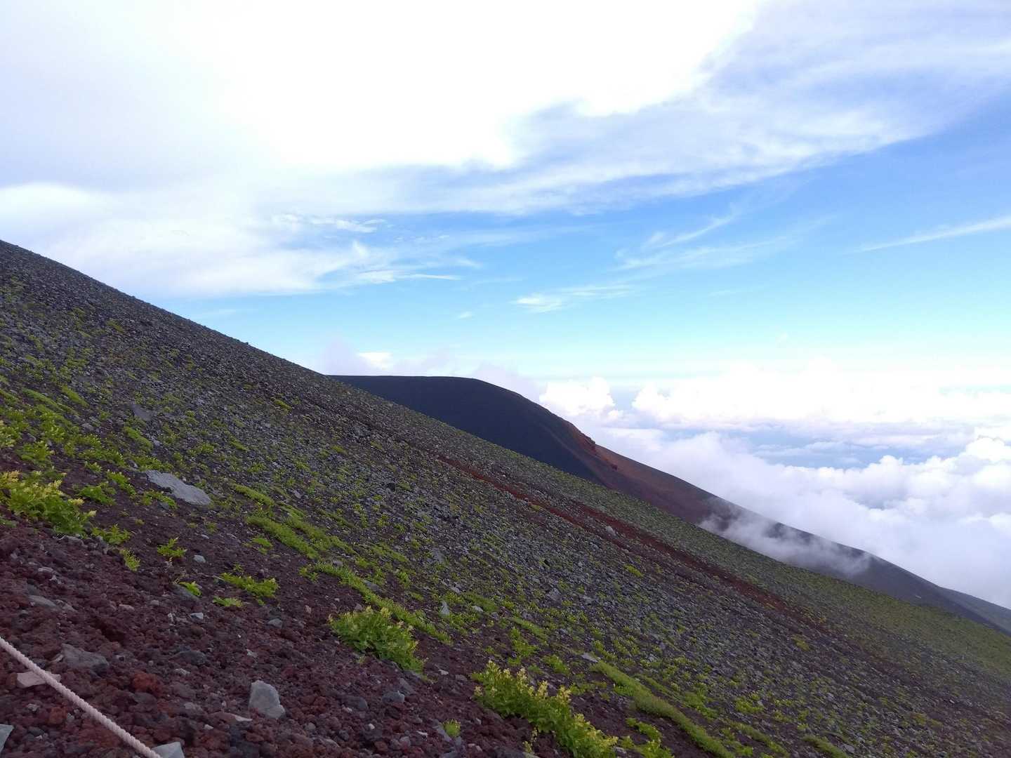 晴れ間が拡がり宝永山が見えた。
宝永山と同じ高さから撮影