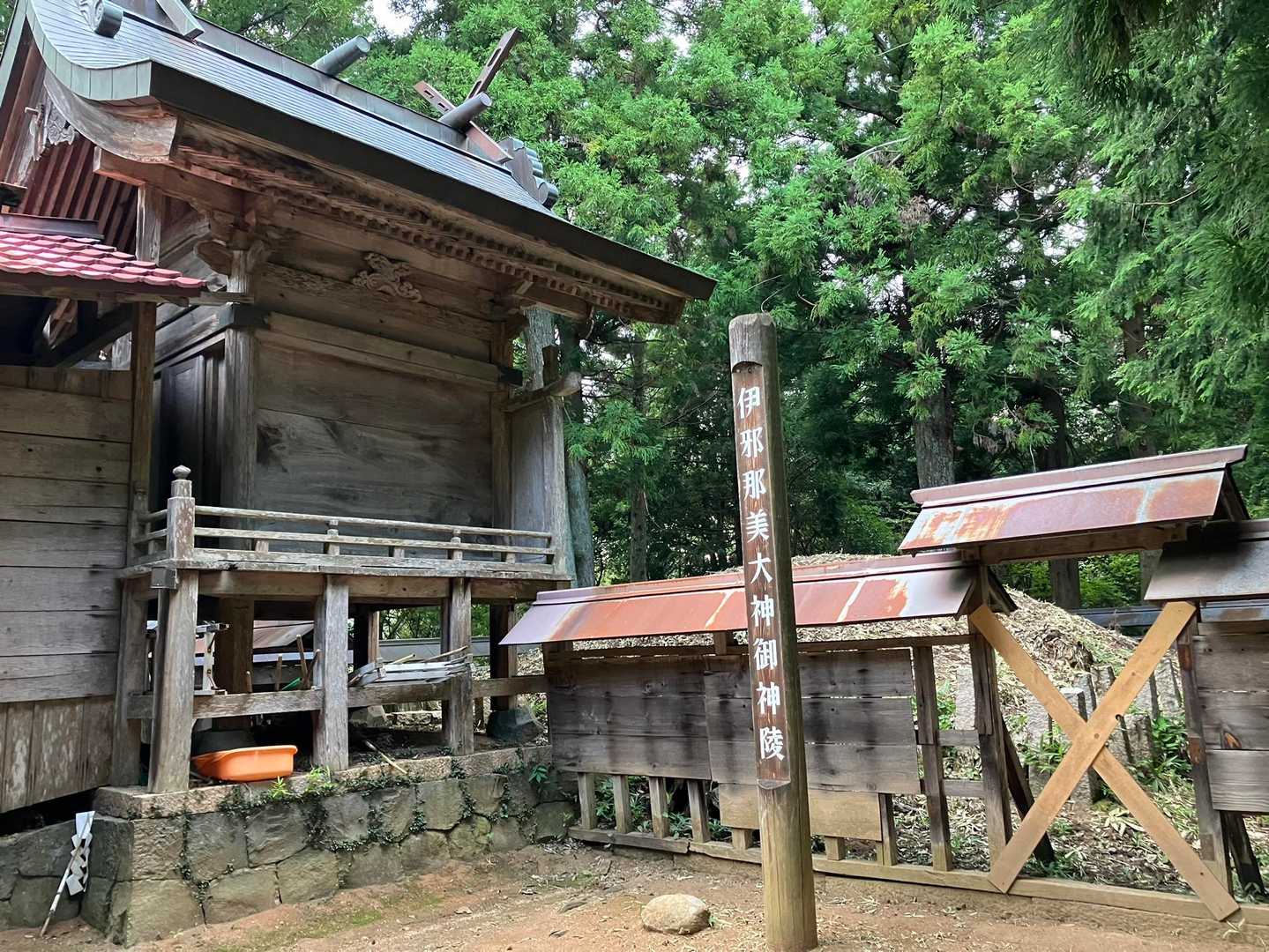 伊邪那美大神 御神陵
本殿の背後に古墳