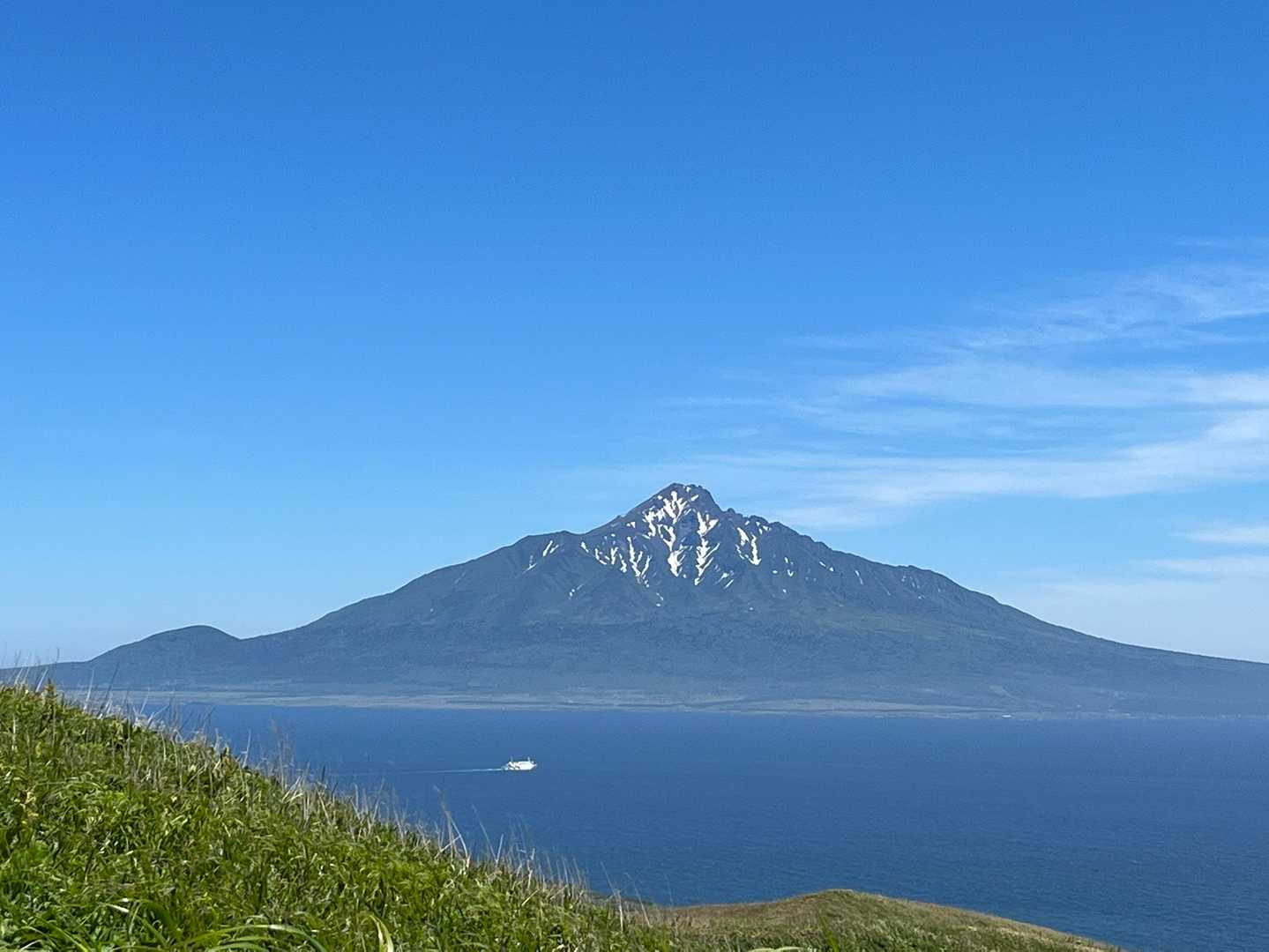 灯台前のベンチに座り利尻山を眺めながらひと休み
至福の時